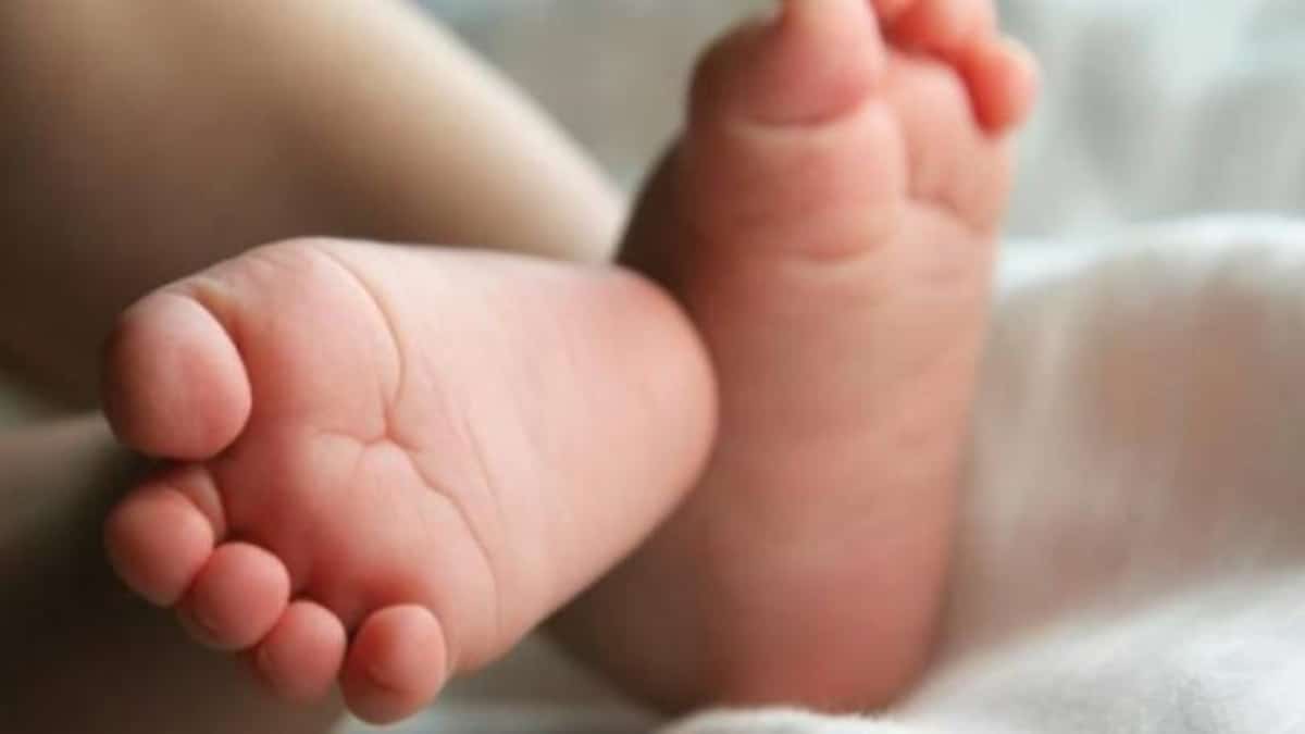 «Ήταν και οι δύο στο σπίτι όταν πέθανε το τέταρτο παιδί» – Μήνυση κατά παντός υπευθύνου από τη μητέρα του μωρού που «έσβησε» τον Αύγουστο