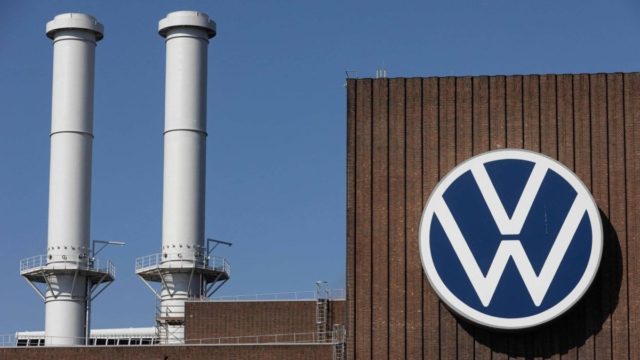 Σε τεράστια κρίση η Volkswagen: Βάζει λουκέτο σε τρία εργοστάσια με μαζικές απολύσεις και μειώσεις μισθών