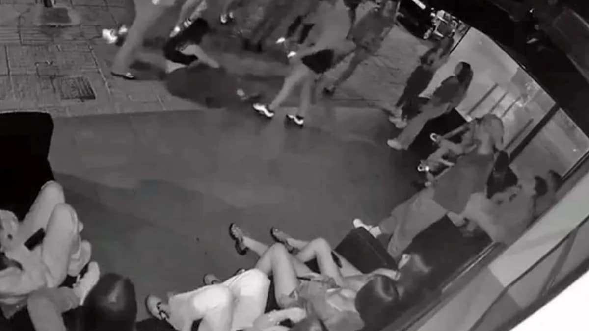 «Τρέχα γιατί θα τη σκοτώσουν την κοπελίτσα – Φώναξα ότι είμαι αστυνομικός»: Συγκλονίζει αυτόπτης μάρτυρας του ξυλοδαρμού της 14χρονης στη Γλυφάδα