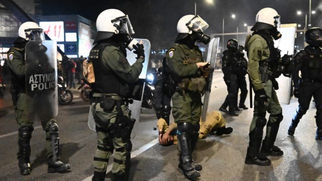 Υπό κατάληψη το υπουργείο Πολιτικής Προστασίας: Επεισόδια και δακρυγόνα από τα ΜΑΤ – Τραυματίστηκε εποχικός πυροσβέστης (photos)