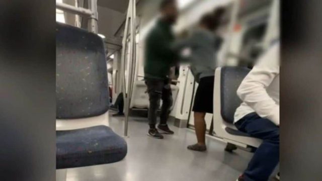 Σοκ μέσα σε βαγόνι του Μετρό: Ζευγάρι πλακώθηκε στο ξύλο μπροστά στο παιδί τους! (video)