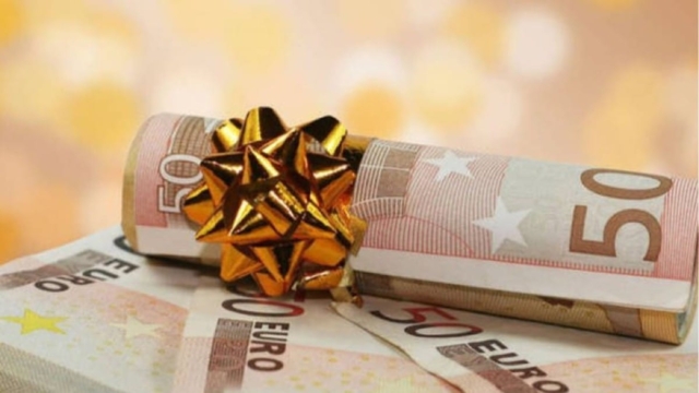 Πότε θα φανεί το Δώρο Χριστουγέννων – Οι πληρωμές στους δικαιούχους