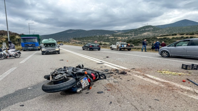Κάθε μέρα η άσφαλτος «βάφεται» κόκκινη: Τα τροχαία δυστυχήματα ολοένα και αυξάνονται