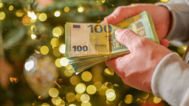 Χριστούγεννα με γεμάτες τσέπες για ψώνια: Έρχεται έκτακτο γιορτινό επίδομα – Αυτοί θα το πάρετε