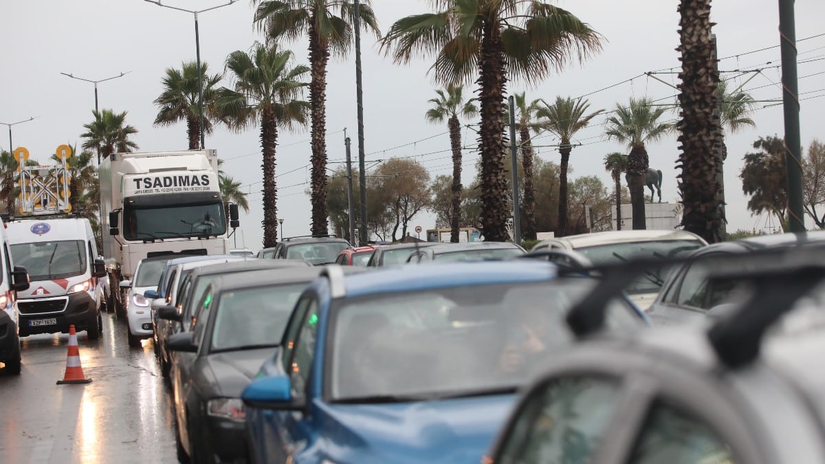 Live κίνηση: Πρόβληματα με τα δρομολόγιο του Μετρό προς Αεροδρόμιο – Χωρίς φανάρια η Κηφισίας – Απίστευτο μποτιλιάρισμα