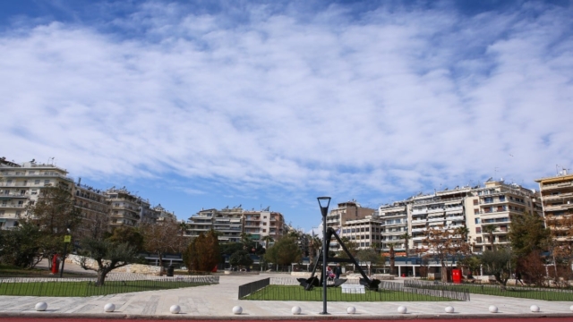 Πειραιάς: Άντρας ντύνεται «Άραβας» και κυνηγά μαθήτριες