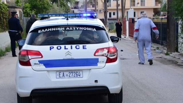 Σοκ στους Αγίους Αναργύρους: Ρομά προκάλεσαν τροχαίο και ξυλοκόπησαν αστυνομικό που σταμάτησε να βοηθήσει