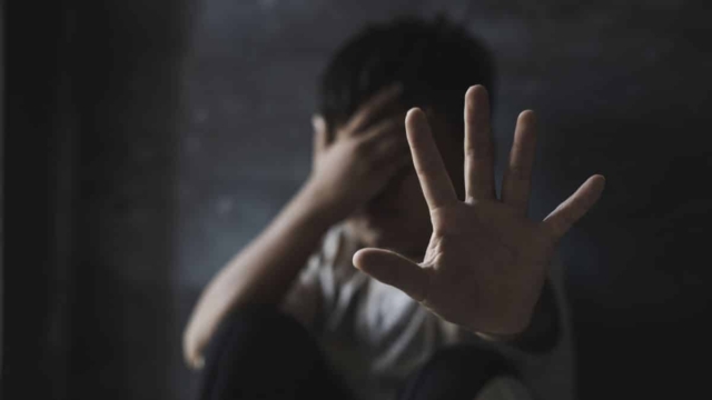 «Μαμά, ο μπαμπάς με πείραξε»: Πατέρας στην Αχαΐα ασέλγησε στον 5χρονο γιο του