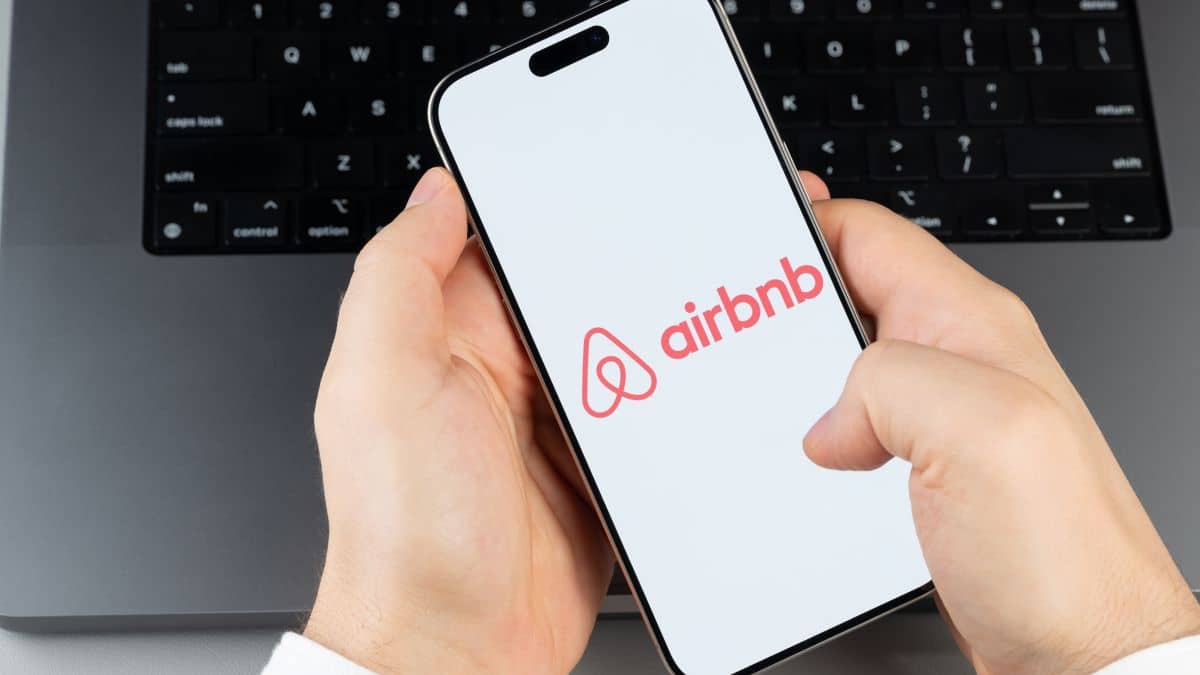 Μάχη µε τον χρόνο για άδειες Airbnb: Γιατί δεν εκδίδονται ανέες στην Αθήνα;