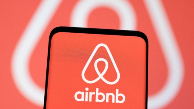 Σαφάρι για μπλόκο στα νέα Airbnb: Τι θα γίνει με τα παλιά