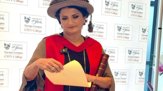 Άλκηστις Πρωτοψάλτη: Έγινε Επίτημη Διδάκτορας στο Πανεπιστήμιο του York