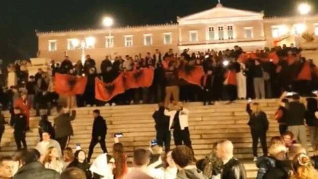 Χαμός στο Σύνταγμα: Ύψωσαν Αλβανικές σημαίες και συνθήματα για τον UCK στην φωταγώγηση του χριστουγεννιάτικου δέντρου!