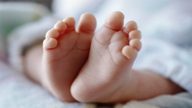 Θρίλερ με βρέφος στην Πάτρα – Οι γιατροί εξετάζουν πιθανή κακοποίηση