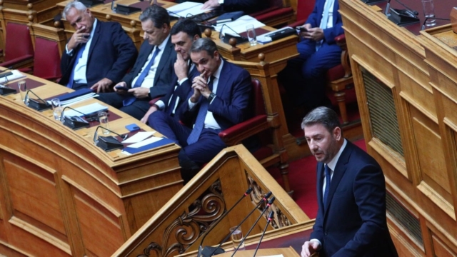 Βγήκαν τα… παλιά ορθόδοξα «μαχαίρια»: Η ελπίδα του ΠΑΣΟΚ για τον Ανδρουλάκη και τα κυβερνητικά «καρφιά»