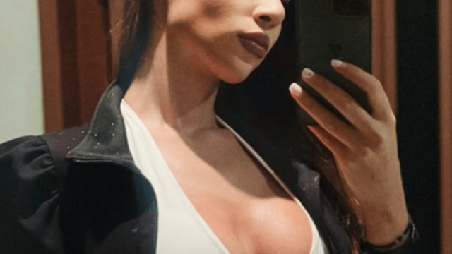 Αποκαλυπτική selfie στον καθρέφτη ασανσέρ από Ελληνίδα τραγουδίστρια (ΦΩΤΟ)