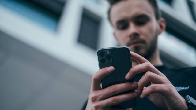 Εάν ένας άντρας αφήνει ανάποδα το κινητό στο τραπέζι, τότε το «κέρατο» πάει… σύννεφο!