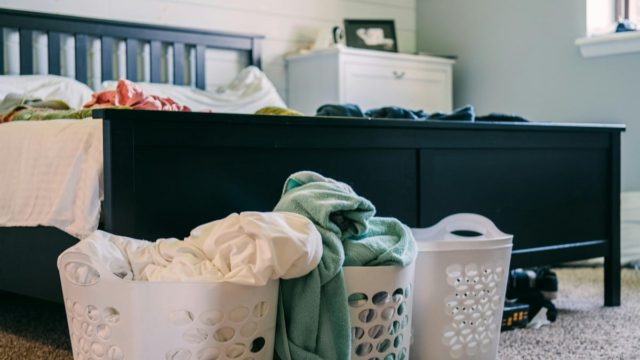 Νοικοκυρά σε απόγνωση: Tips για να οργανώσετε καλύτερα τα άπλυτά σας ρούχα