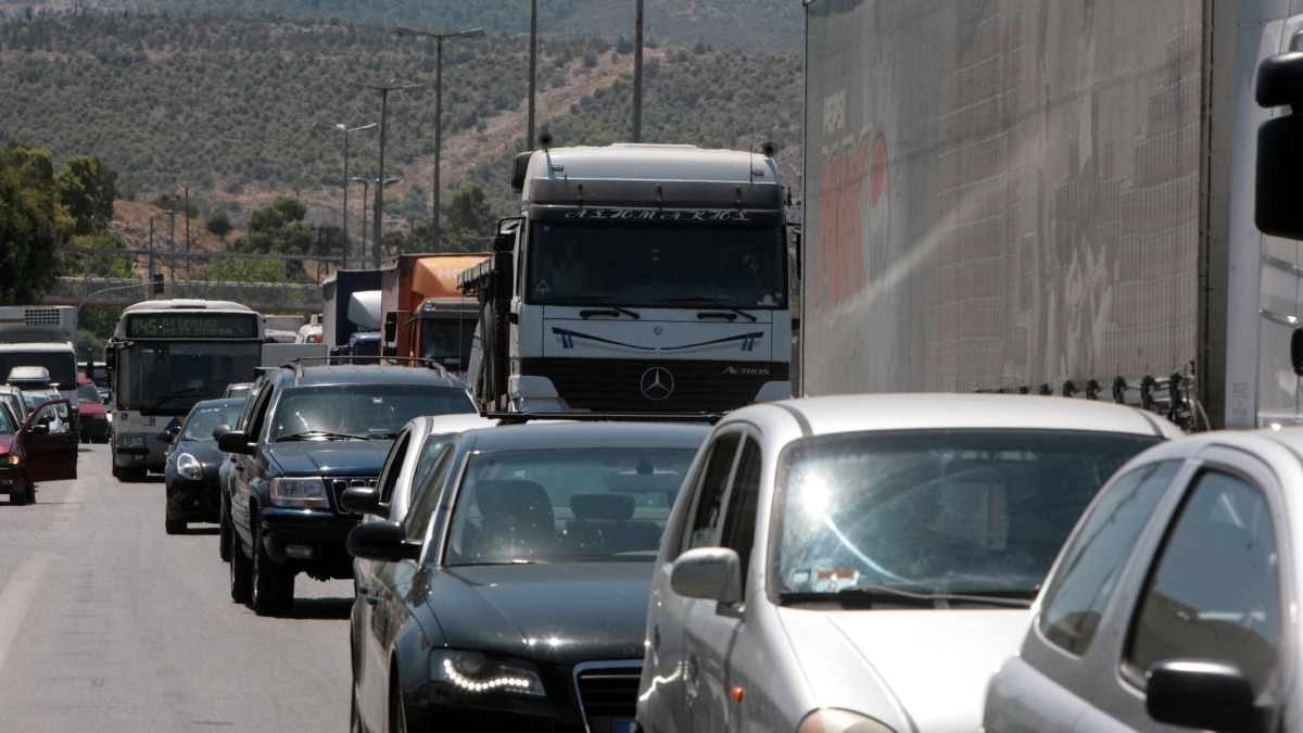 Σφοδρό τροχαίο στη Λεωφόρο Αθηνών – Βαριά τραυματισμένος ένας δικυκλιστής