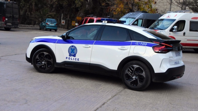 Θρίλερ στην Αχαΐα: Γυναίκα κλειδώθηκε σε σπίτι με το παιδί της και κρατούσε μαχαίρι – Έσπασαν την πόρτα οι αστυνομικοί