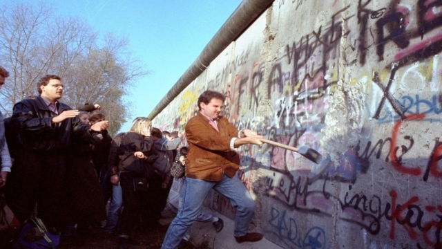 Σαν σήμερα (9/11), το 1989, γκρεμίζεται το Τείχος του Βερολίνου – Ανοίγουν τα σύνορα της Ανατολικής Γερμανίας