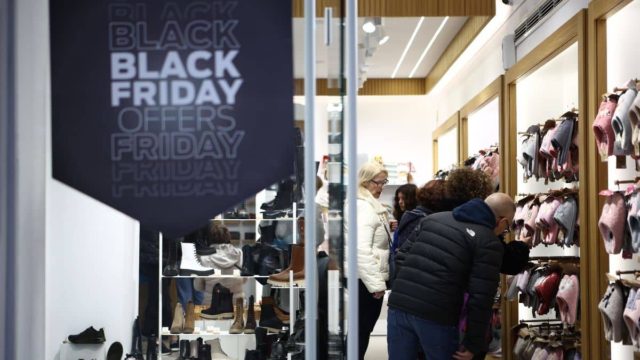«Έρχεται» η Black Friday: Πότε πέφτει φέτος η ημέρα των εκπτώσεων