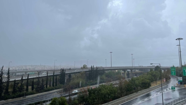 Έφτασε και στην Αττική η κακοκαιρία Bora: Άνοιξαν οι ουρανοί στη Μεταμόρφωση – Σφοδρή βροχόπτωση