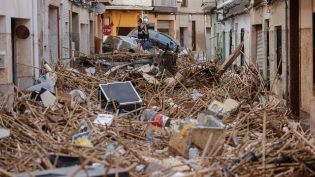 Όλεθρος στη Βαλένθια: Δεκάδες άνθρωποι αναζητούν στο διαδίκτυο πληροφορίες για τους αγνοούμενους συγγενείς τους