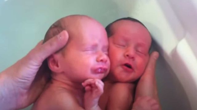 Ένα φανταστικό video: Τα δίδυμα που παραμένουν αγκαλιασμένα όπως ήταν μέσα στην κοιλιά της μαμάς τους