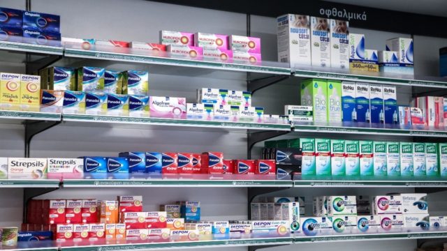 Ελλείψεις φθηνών φαρμάκων στην Ελλάδα – Βασικά αντικαρκινικά σκευάσματα απουσιάζουν από τα φαρμακεία