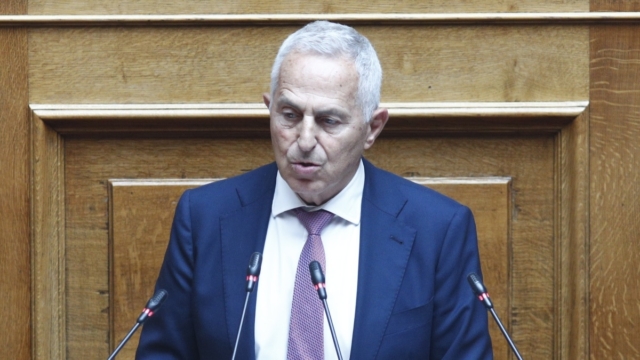 Αποχώρησε από τον ΣΥΡΙΖΑ ο Ευάγγελος Αποστολάκης – Με 27 βουλευτές το κόμμα
