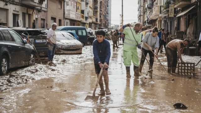 Βαλένθια: Γυναίκα σώθηκε μετά από 3 ημέρες εγκλωβισμένη σε αυτοκίνητο – Συνεχίζεται το δράμα με τους αγνοούμενους