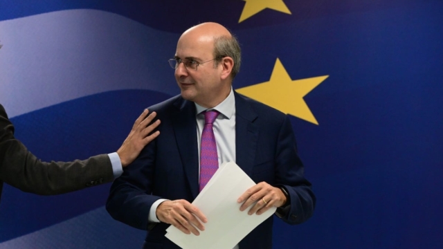 Ποιοι θα πληρώσουν λιγότερους φόρους το 2025 μέχρι και 25%