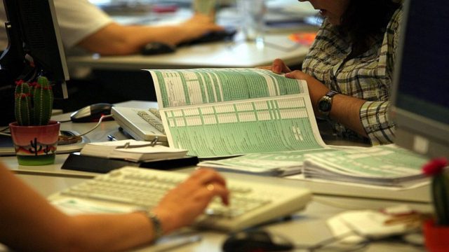 Φορολογικές δηλώσεις: Μείωση φόρου όσο πιο νωρίς την υποβάλλεις! Τι αλλάζει;
