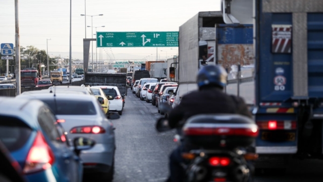 Φωτιά σε όχημα στον Κηφισό: Μεγάλα προβλήματα κυκλοφορίας