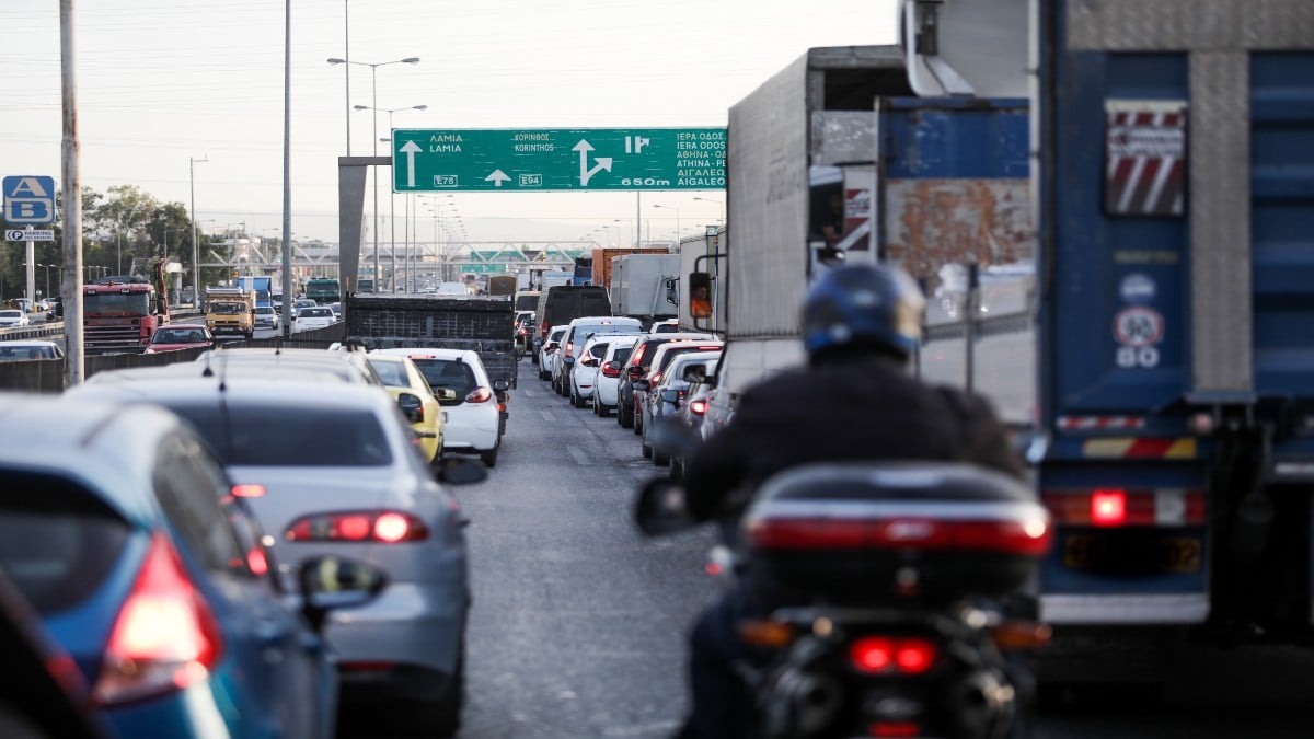 Φωτιά σε όχημα στον Κηφισό: Μεγάλα προβλήματα κυκλοφορίας