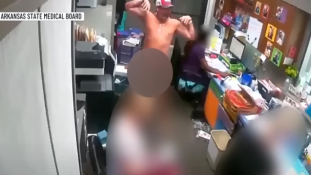Ασθενείς τα ‘χασαν: Γιατρός κυκλοφορούσε ολόγυμνος μέσα στο ιατρείο του κάνοντας διατάσεις – Δείτε το βίντεο