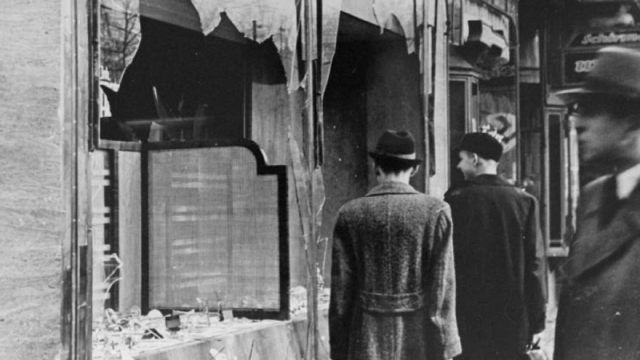 09/11/1938: Η «Νύχτα των Κρυστάλλων» που σηματοδότησε την αρχή για το Ολοκαύτωμα των Εβραίων – Οδήγησαν 30.000 σε ένα βράδυ σε στρατόπεδα συγκέντρωσης