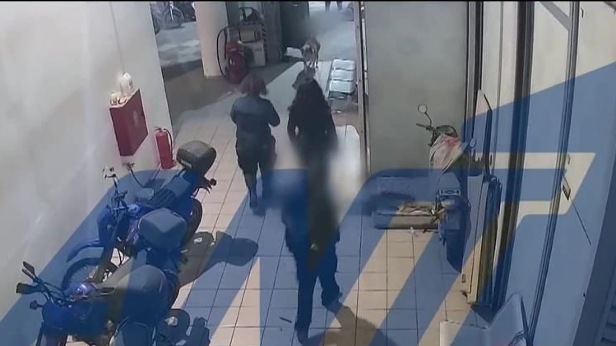 Εγκληματική αδιαφορία των αστυνομικών: Αμοντάριστο βίντεο δείχνει την Κυριακή Γρίβα να εξηγεί για ώρα ότι κινδυνεύει – Δε βγήκαν από το κουβούκλιο ούτε μετά την επίθεση