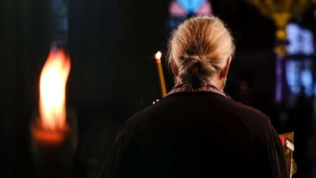 Μεθυσμένος ιερέας γύρισε σπίτι ντίρλα χωρίς ράσο και σταυρό! Τον έδιωξε η παπαδιά