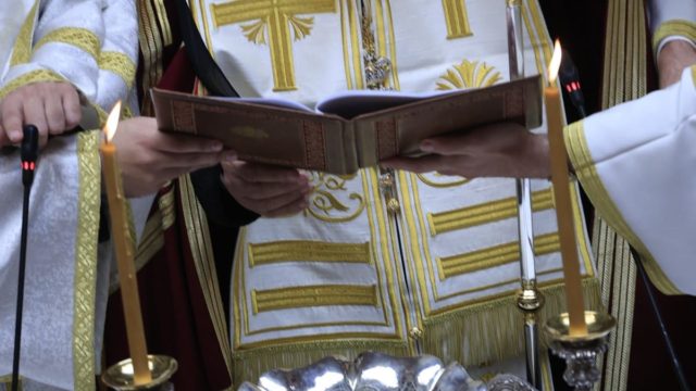 Σάλος με ιερέα στη Βόρεια Ελλάδα: Καταγγελίες ότι έβγαινε έξω ντυμένος με γυναικεία ρούχα και περούκες