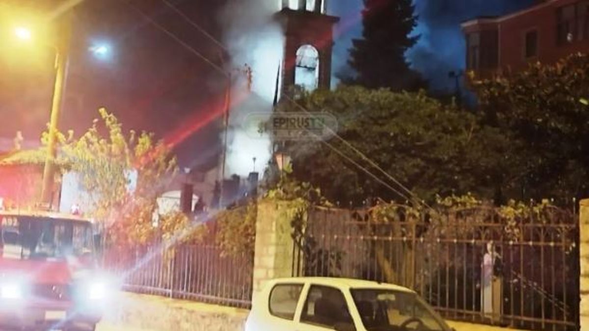 Συναγερμός στα Ιωάννινα: Ξέσπασε φωτιά στη Μητρόπολη, ξεκίνησε από τον γυναικωνίτη (video)