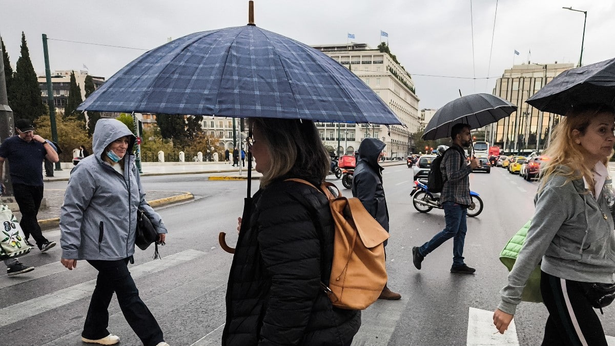 Η κακοκαιρία ξεκίνησε να σκεπάζει την Αττική: Οι 4 περιοχές που κινδυνεύουν με πλημμύρα σύμφωνα με τον Κικίλια