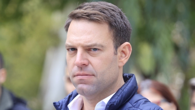 Ο ίδιος ο Κασσελάκης τρολάρει το ίδιο του το κόμμα: «Το καλύτερο όνομα που μου πρότειναν είναι… Κ.ΡΙ.ΑΡΙ.»