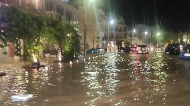 Πλημμύρισε το Αργοστόλι: Εγκλωβισμένοι αθλητές σε γήπεδο