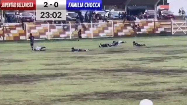 Αδιανόητο: Νεκρός ποδοσφαιριστής την ώρα του αγώνα από χτύπημα κεραυνού – Σοκάρουν οι εικόνες (video)