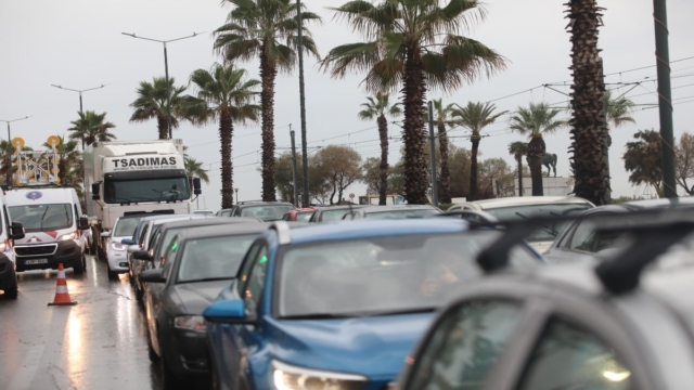 Κίνηση τώρα: Καθυστερήσεις στην Αττική Οδό εξαιτίας της κακοκαιρίας Bora