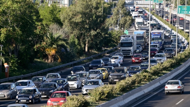 Live κίνηση στην Αθήνα: «Έμφραγμα» στο κέντρο και στον Κηφισό