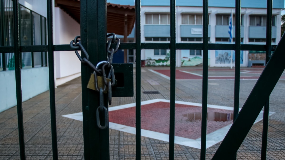 Κλείνουν ξανά τα σχολεία: Άλλες τρεις μέρες «καθισιό» για μαθητές και εκπαιδευτικούς