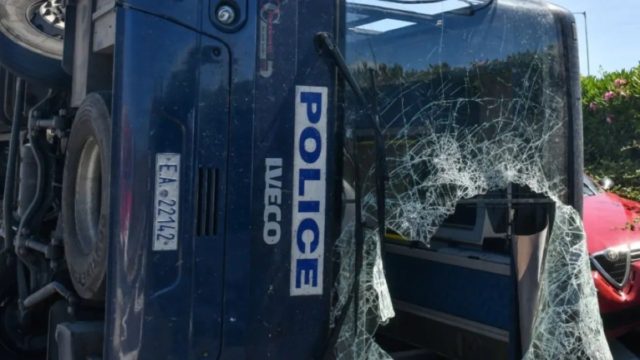 Σκηνές τρόμου στου Ζωγράφου: Κλούβα των ΜΑΤ τράκαρε σε σταθμευμένα ΙΧ και ντεραπάρισε