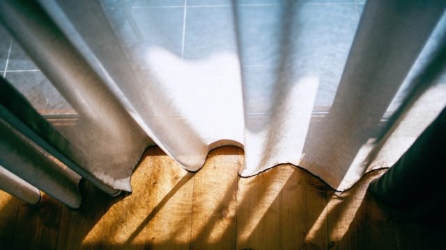 Βρώμικες κουρτίνες: 5 τρόποι για να τις κρατάτε καθαρές